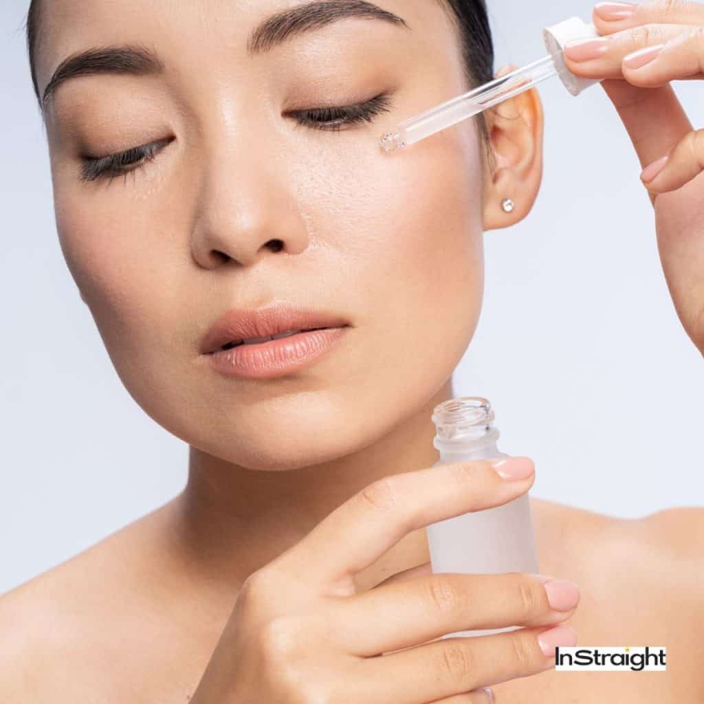 LAdy using serum before microneedling
